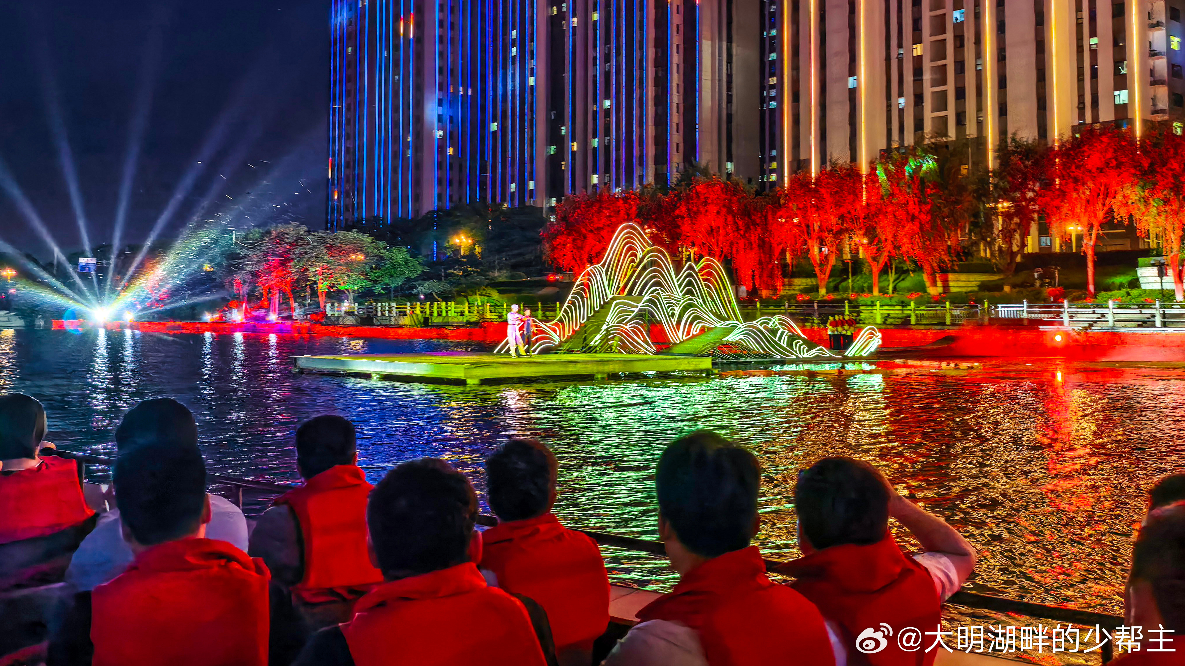 在华灯初上时，夜游灯火兰山·新琅琊街区，乘坐夜画琅琊游船，晚风相伴、灯火璀璨，带