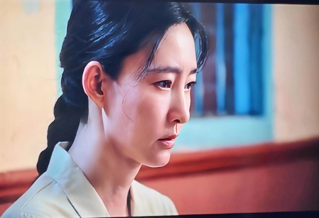 王丽坤在《主角》这部剧里
瘦，高挑，脖子长
体态好，白
身段仪态也好啊
小白鞋出