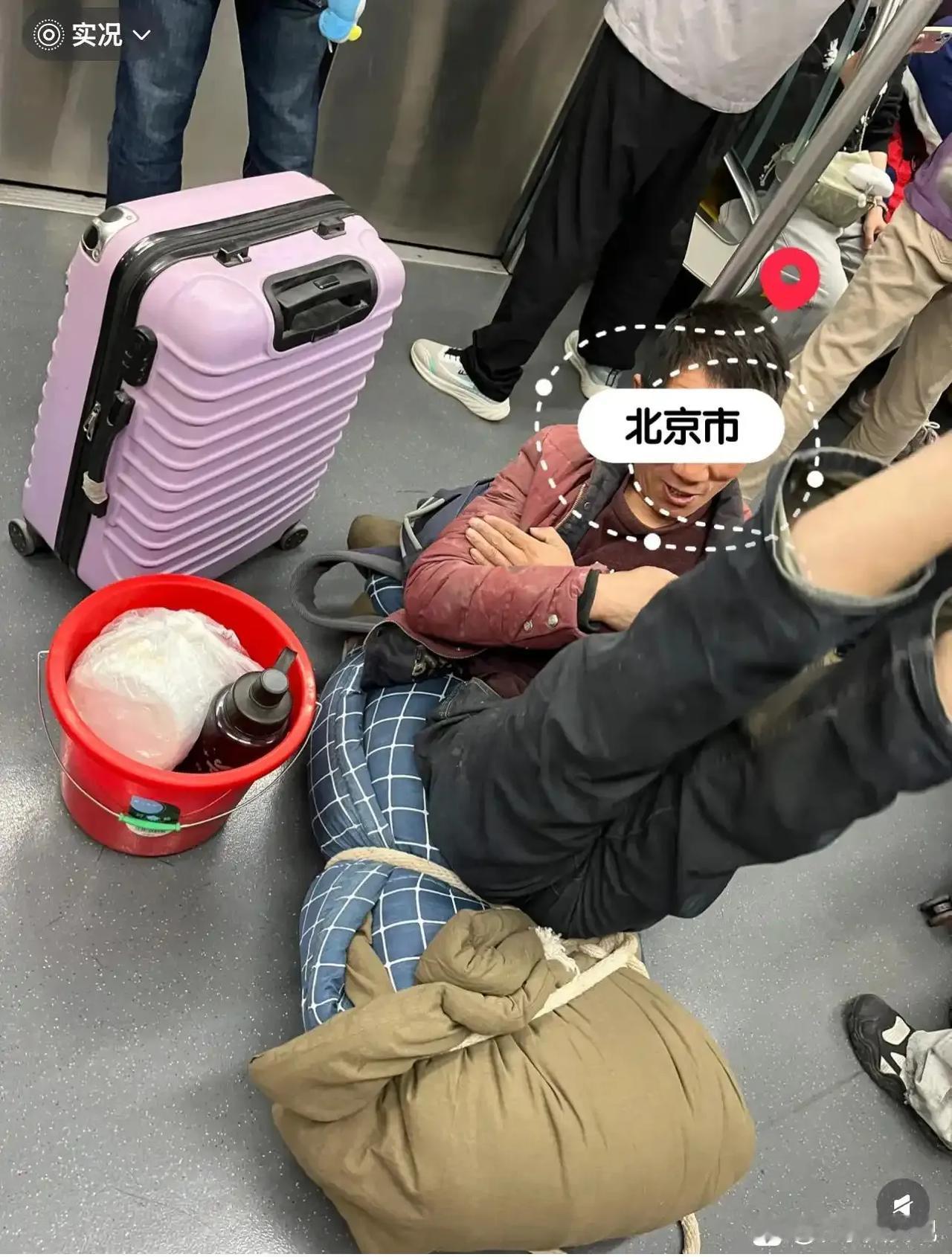 我不知道那女士怎么办，是不是也和他座在一起。我怀疑你是女的 女的怎么你了 女士一