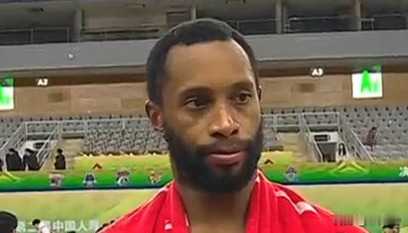 英雄迟暮！上海险胜青岛，弗格沦为边缘人，2分钟惨淡表现，基本确定赛季后离队。
整