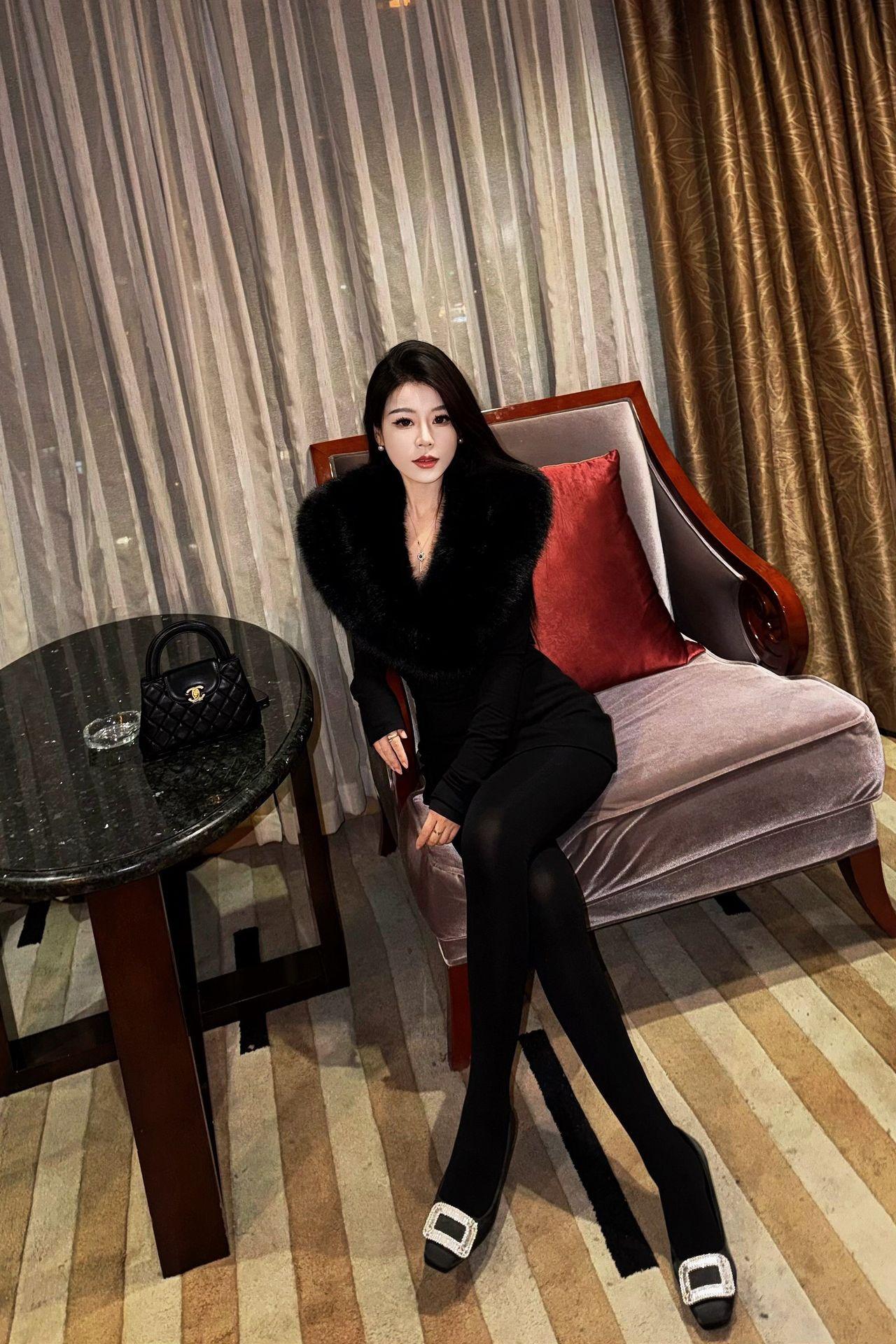 优雅黑丝女郎，时尚奢华氛围，尽显都市魅力！