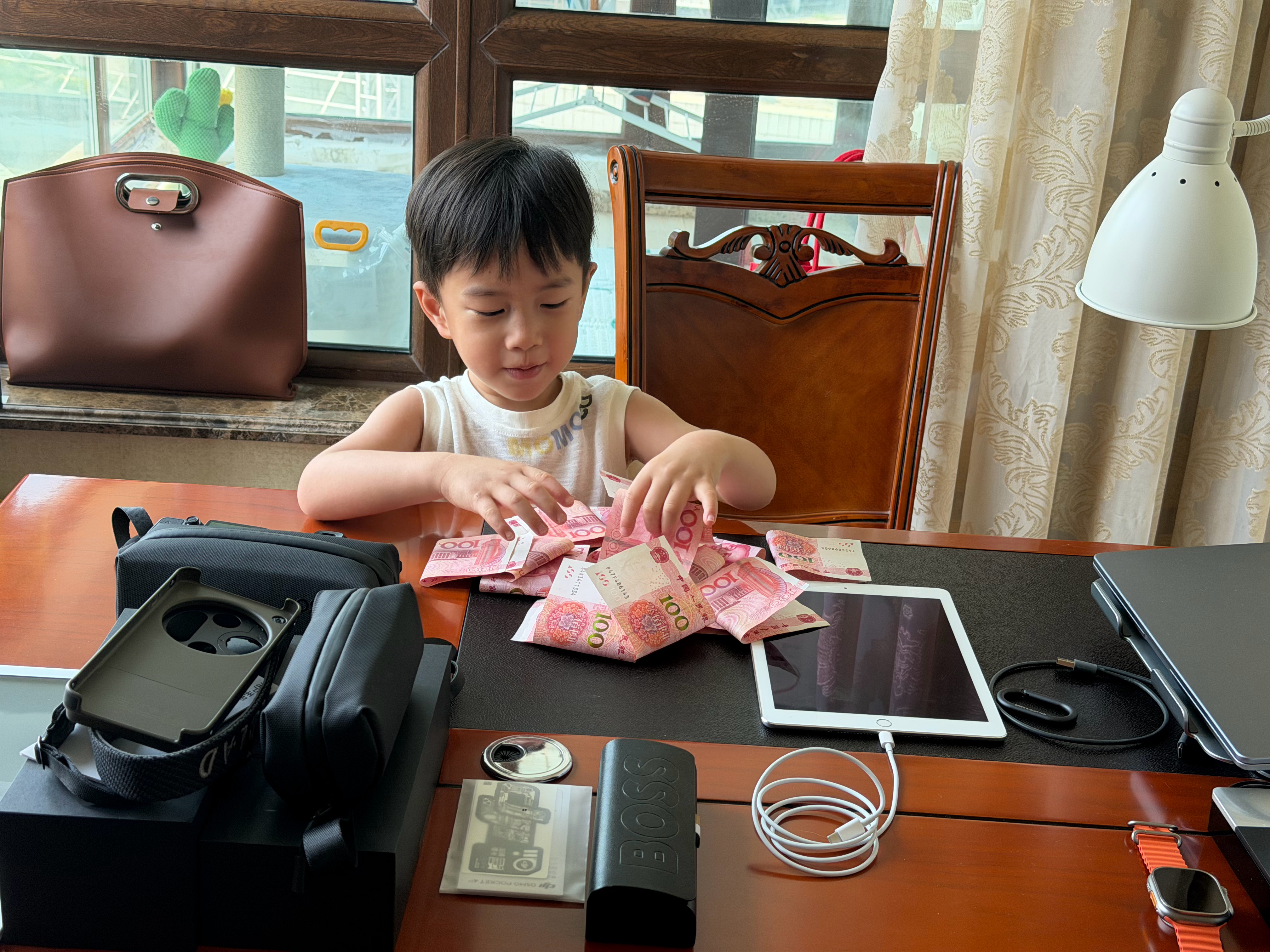 橙子翻到钱开心的一刻他居然认识100块钱了他找到钱第一时间会给他姥爷送去然后让他