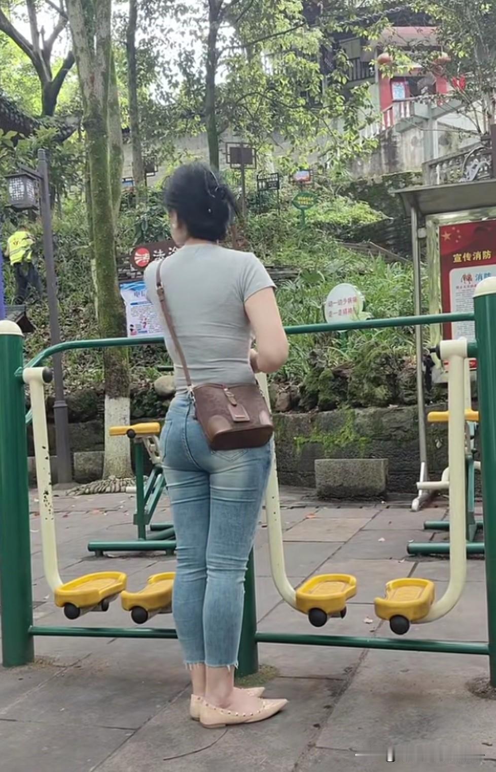 我觉得她不是在等人？