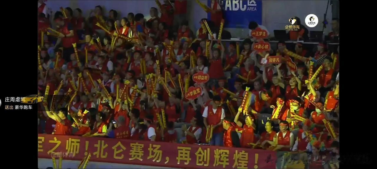 【奥运资格赛】中国女排扳平比分，目前为止1:1多米尼加女排，看，现场球迷多么开心