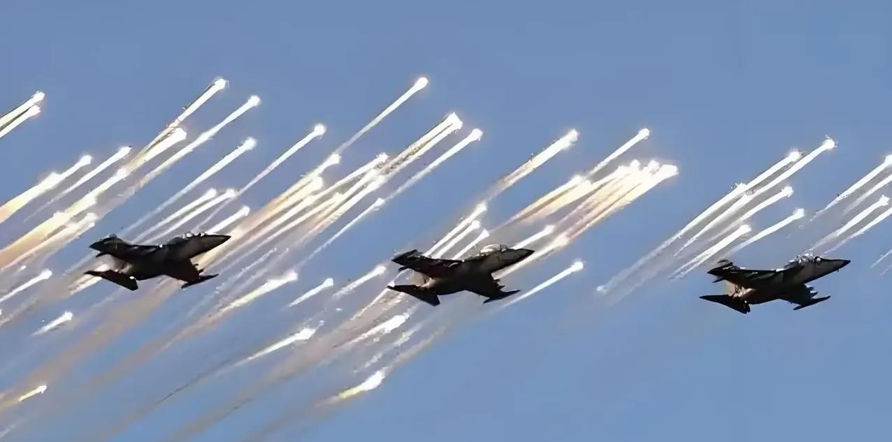 伊朗下了个“不死不休”的追杀令，
要全球穆斯林替遇袭的哈梅内伊复仇，
目标直指特