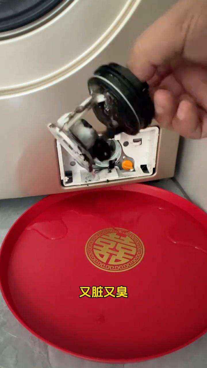 沉浸式清洗洗衣机。
·女孩子记得戴手套，放个盘子接残余的脏水。
·打开洗衣机右下