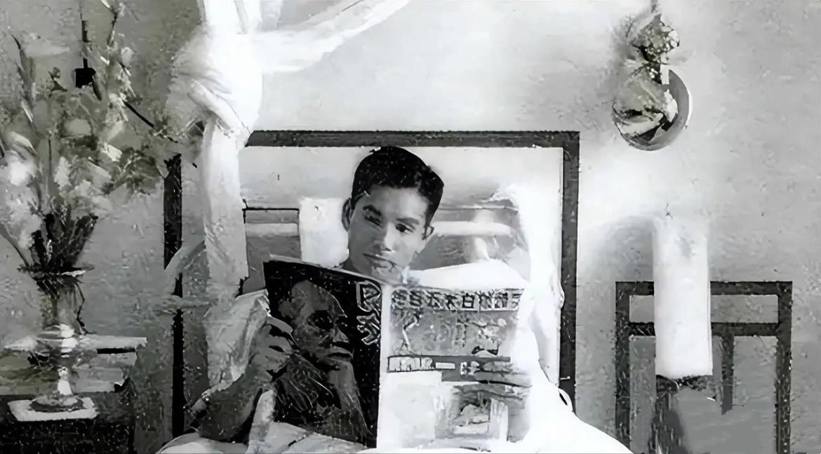 1939年，张灵甫在香港治疗腿伤时，坐在病床上看杂志时的一幕，之前他在上高会战中