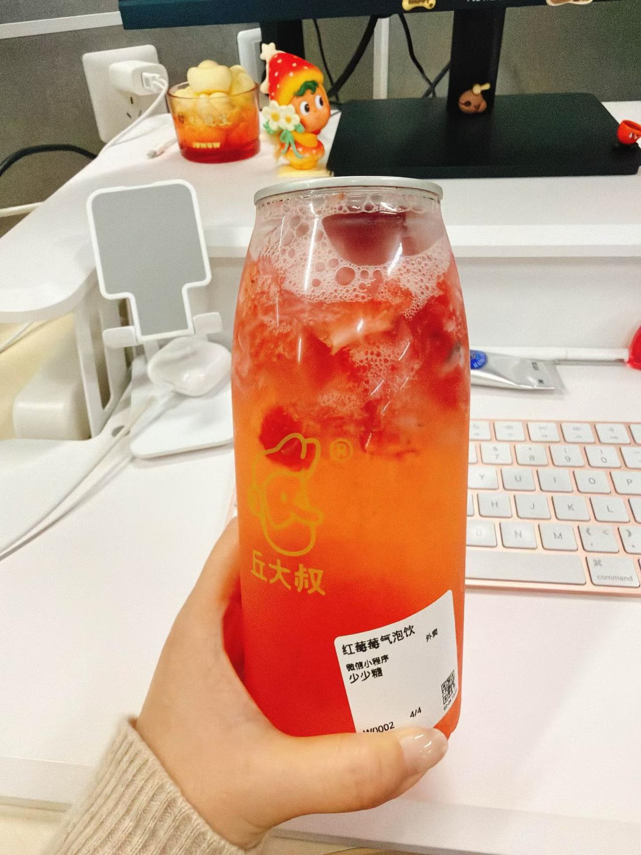 立春的第一杯果茶，让舌尖先尝到的春天。
清冽茶汤裹着鲜果的酸甜，一口之后，寒意渐