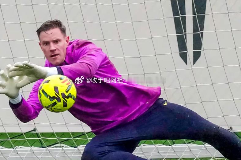 巴萨门将特尔施特根的未来仍悬而未决。据《阿斯报》报道，西甲球队赫罗纳对他表现出浓