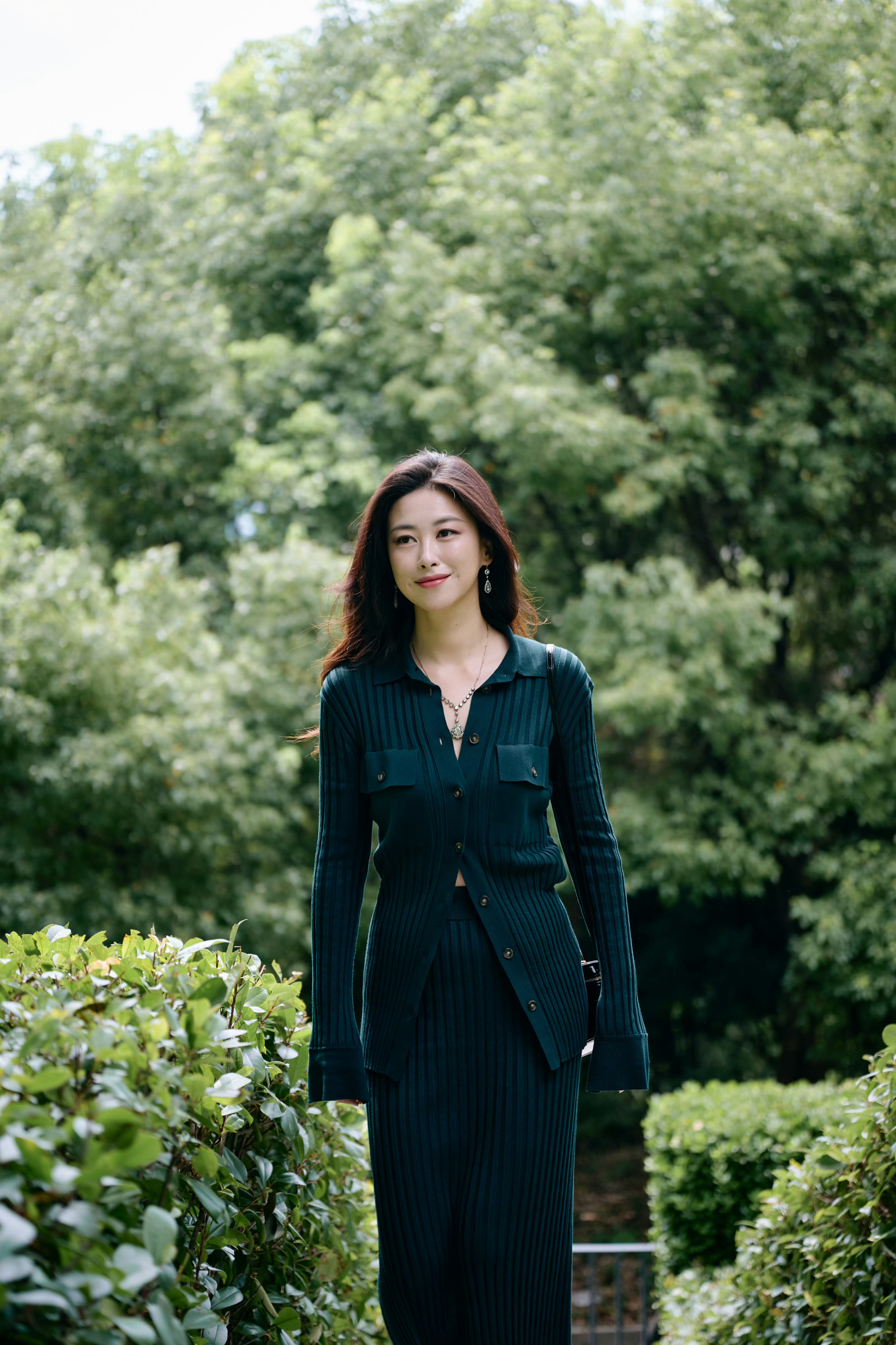 朱珠中女顶奢待遇 Tod's 选朱珠太契合了！一身皮衣随性挽包，松弛又有力量感。
