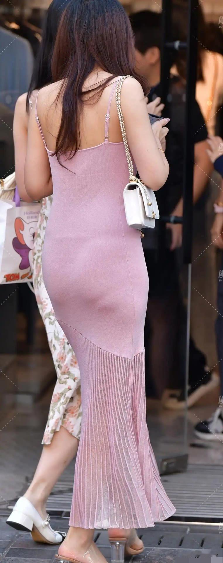 粉色连衣裙搭配白色链条包，优雅出街！👗👜