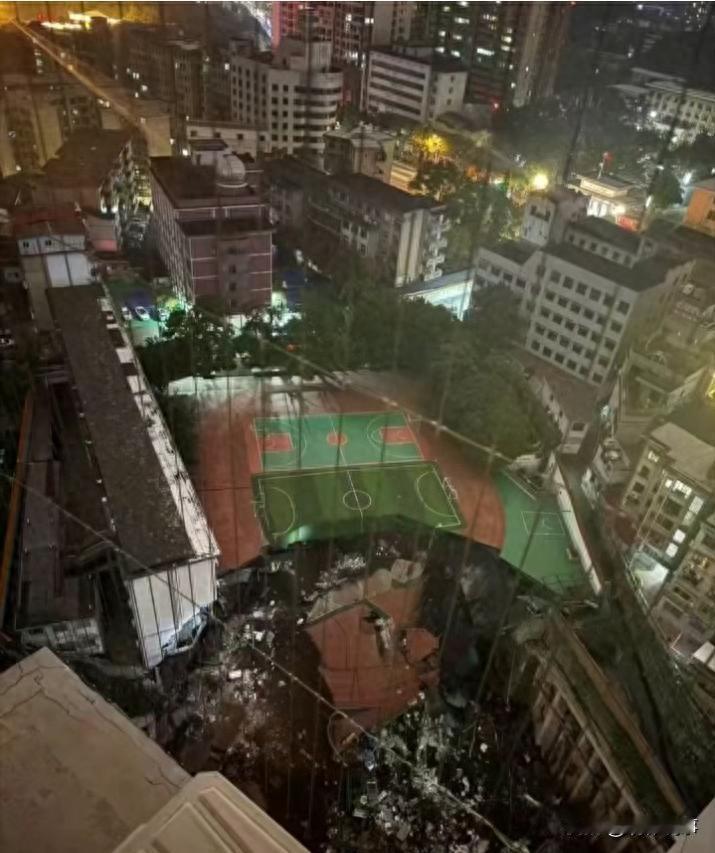 10月17日夜，湖南邵阳市资江学校操场发生严重坍塌，致部分教学楼受损，所幸无人员