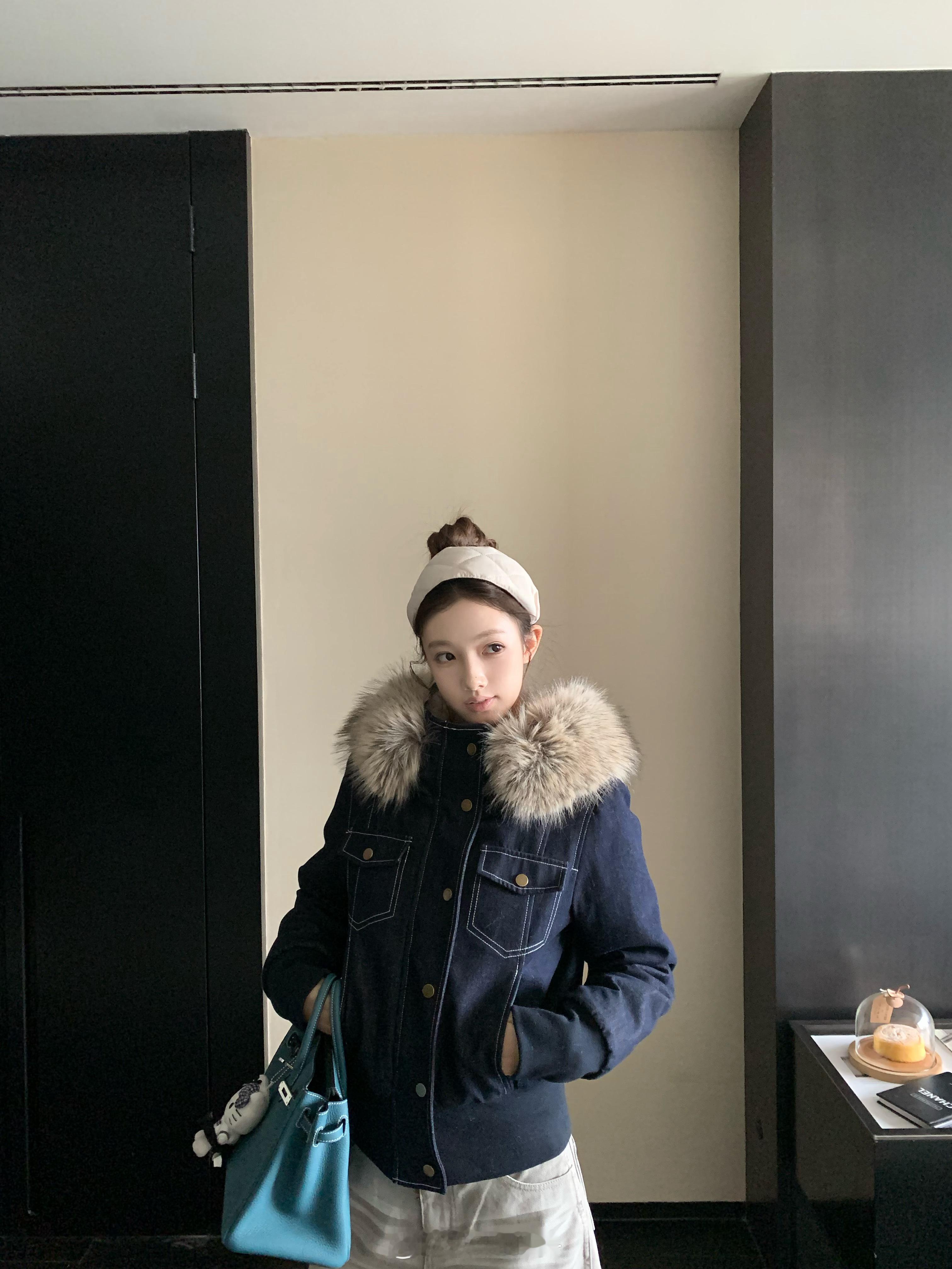 这件是这期我很喜欢的一件！😍两个颜色用的是不同的面料哦～米咖色用的是麂皮绒的材