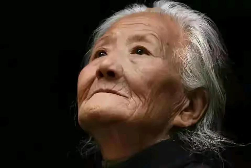 近日，南京一位六旬阿姨因存放在家中的24万元定期存单被“隔空转走”，引发广泛关注