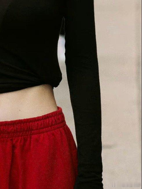 虽然但是感觉赵露思腰上的这个痣真的是很会长啊，不知道拿捏了多少男粉呢 ​​​