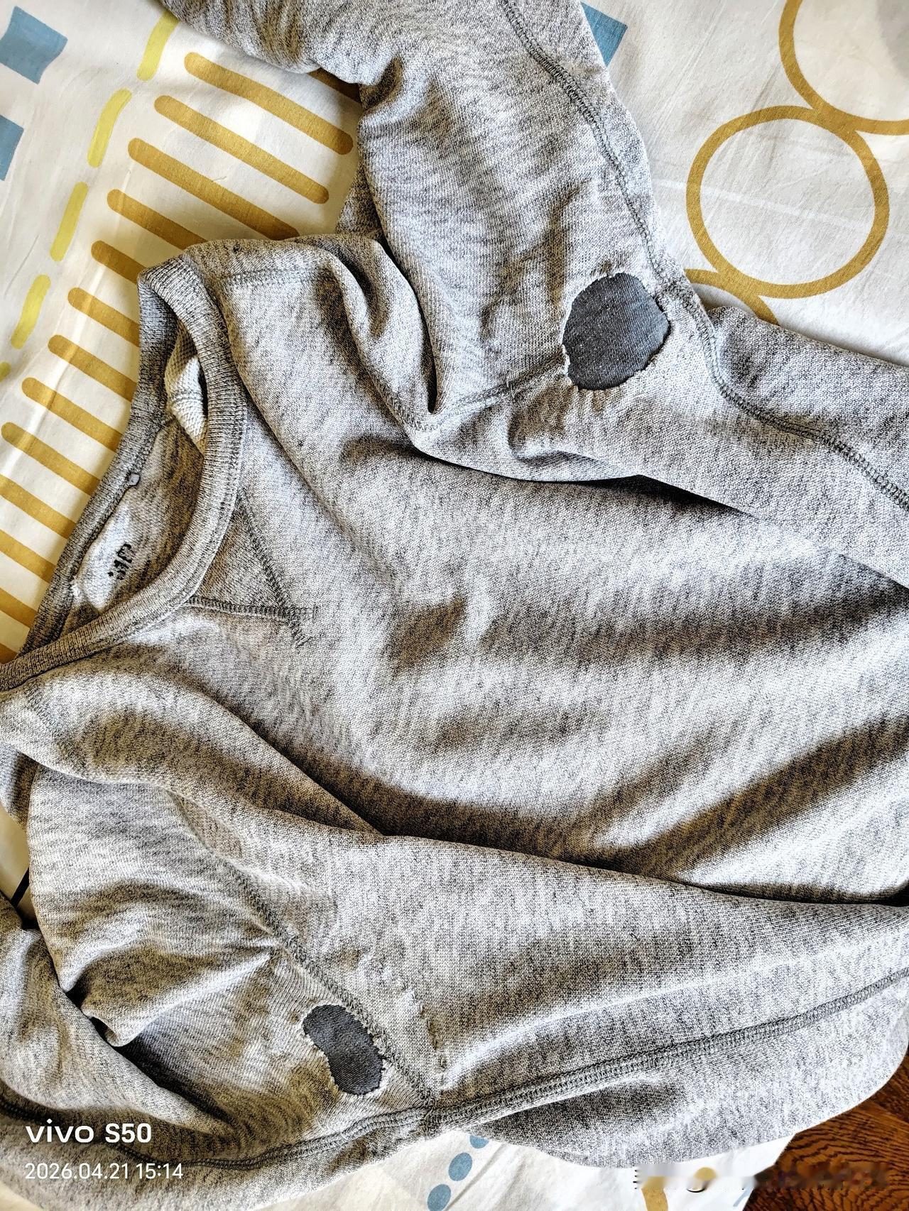 俗话说“新三年，旧三年，缝缝补补又三年”。这件衣服都穿了六七年啦。刚买的时候它是