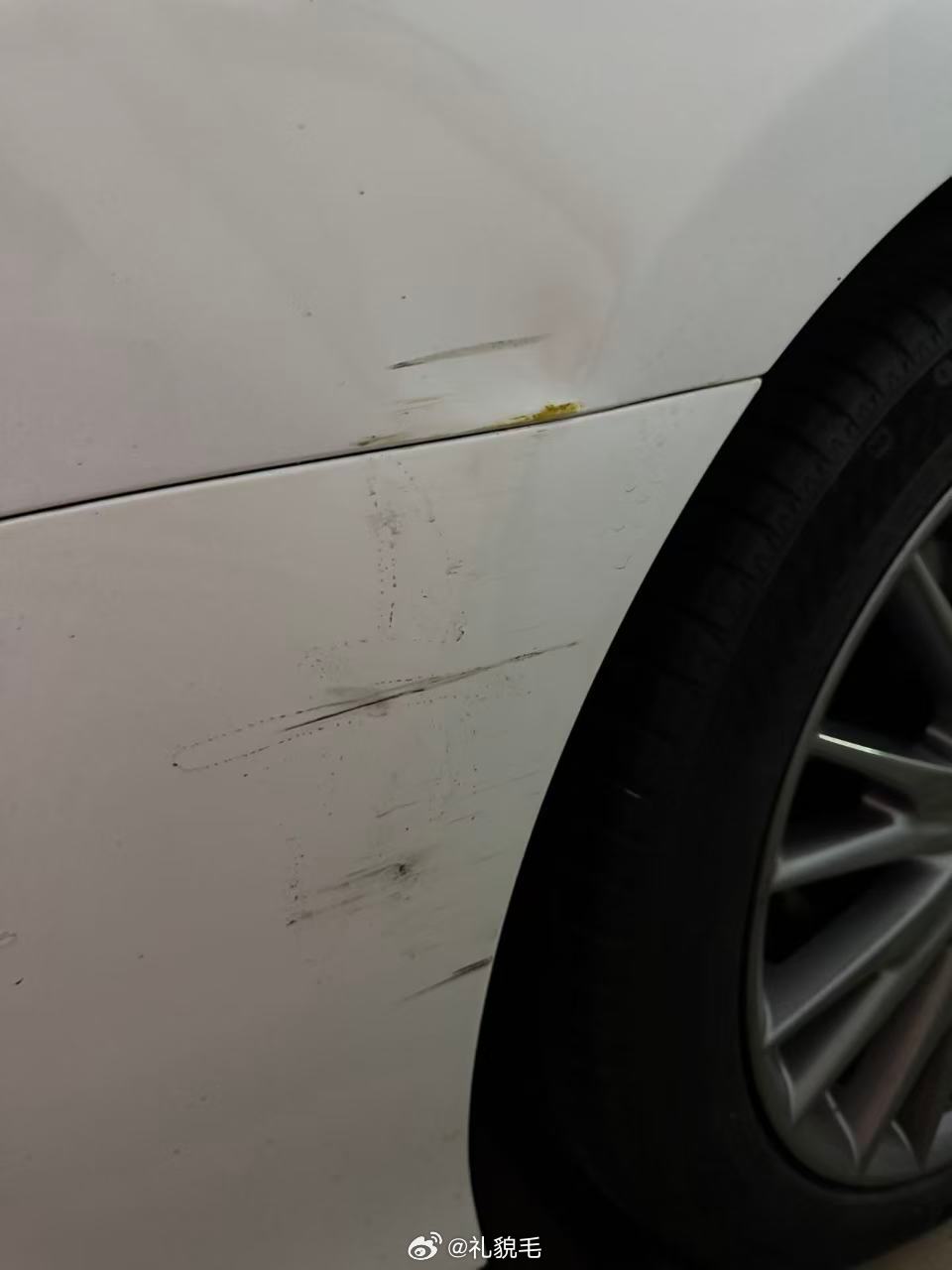 昨天开旅蛙的车撞倒墙上了，事情发生的太快我也没注意，也不咋严重，所以晚上就忘了告