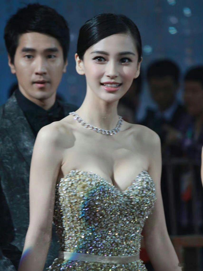 angelababy好米！洋娃娃的既视感，长的像捏出来的。其实看得出来，她跟原来