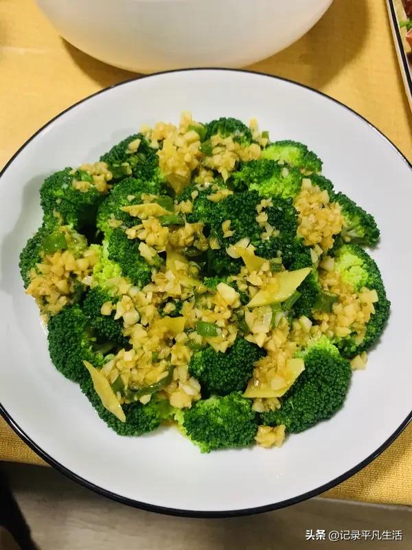 早餐煎了两片吐司，边缘脆脆的，中间抹上一层花生酱，再配一杯热牛奶，简单却特别满足