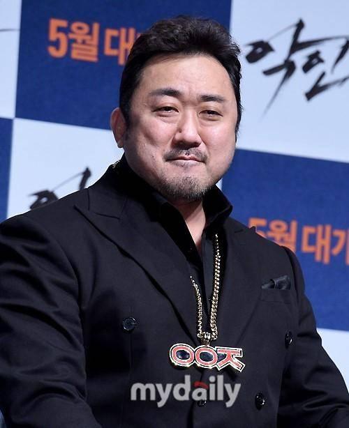  近日，韩国艺人马东锡透露自己曾在电影拍摄中遭遇意外事故，椎骨、胸骨和脚踝多处骨