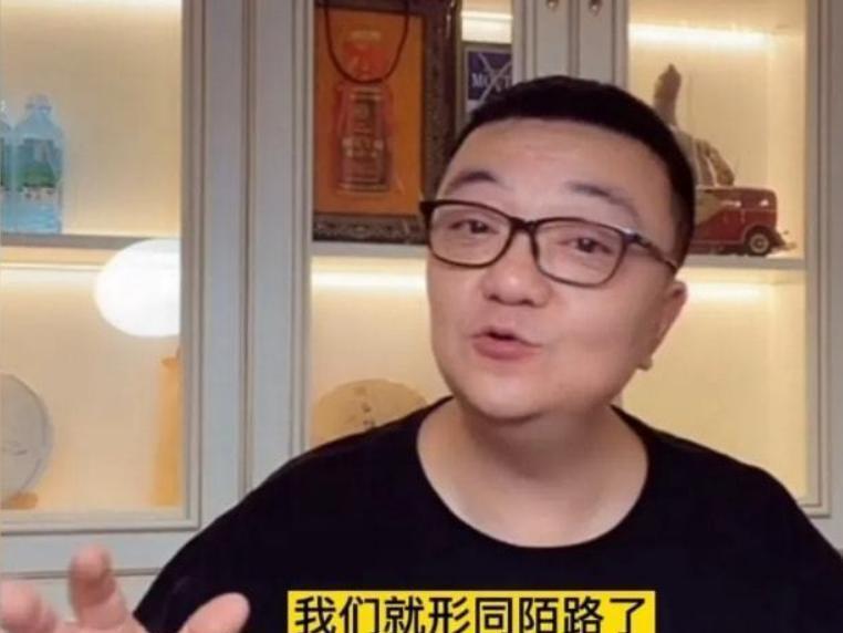董路直播当场摔了话筒，对着镜头甩出四个字：“永不合作！” 满屏弹幕瞬间死寂，谁敢