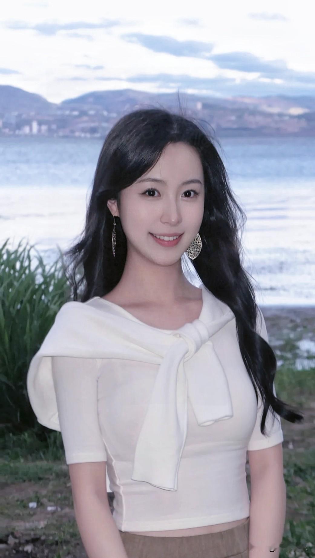 海边美女，笑容甜美，风景怡人。
随手拍张图，分享美好瞬间 海边兜风美女 分享一张