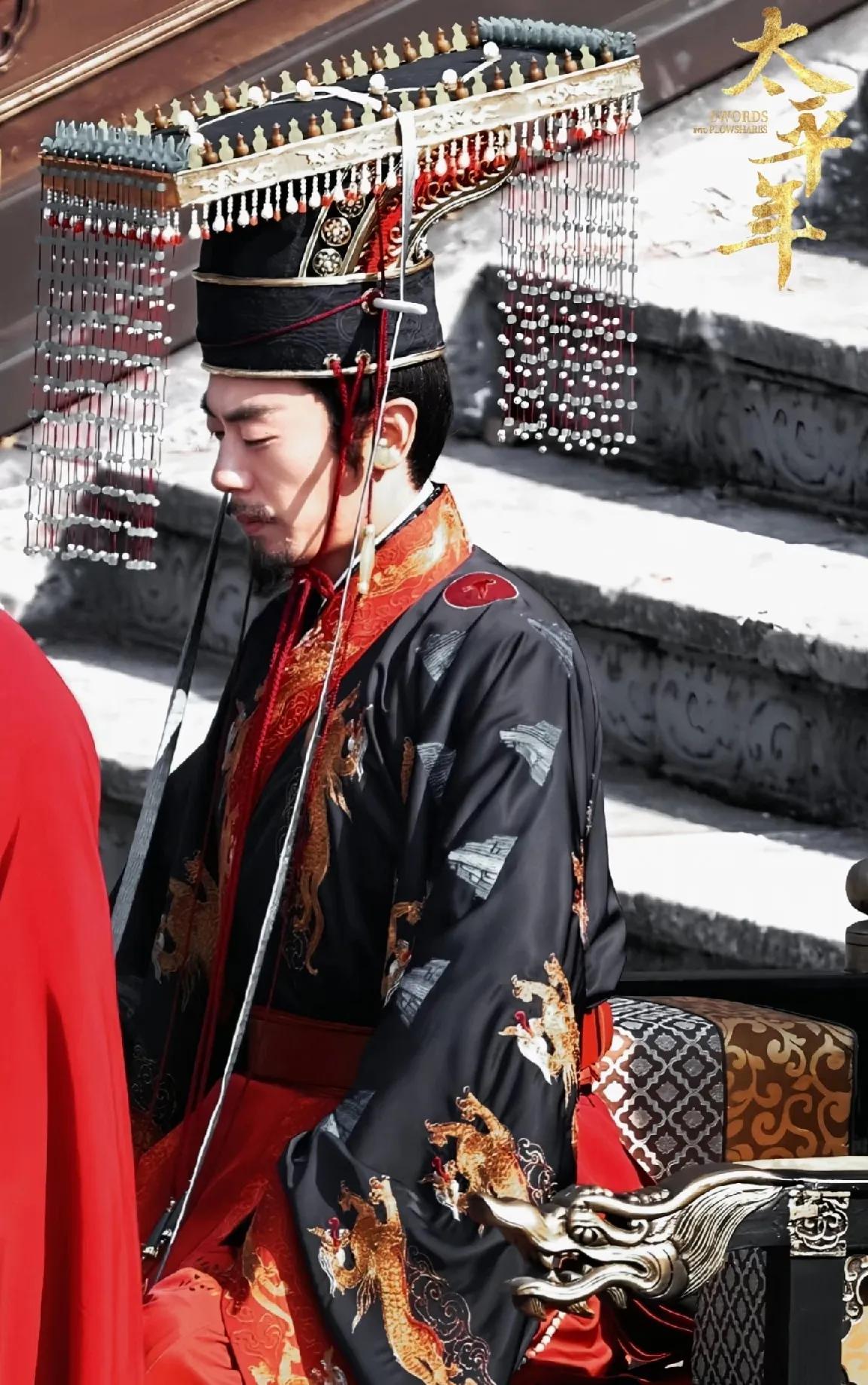 这是朱亚文演的赵匡胤，观众说，怎么不演朱元璋呢。
我看了他演的朝代结果都一样，文