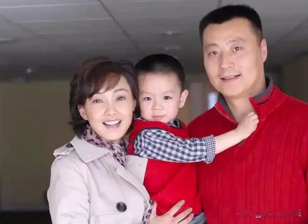 任程伟icon够胆大的呀，还有这张温馨的全家福照？不得不说，她比黄蕾更有独特韵味