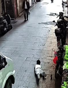 孩子摔倒了别急着扶！
你以为是爱，其实是在给他“挖坑”呢。
最近有件事儿真给我看