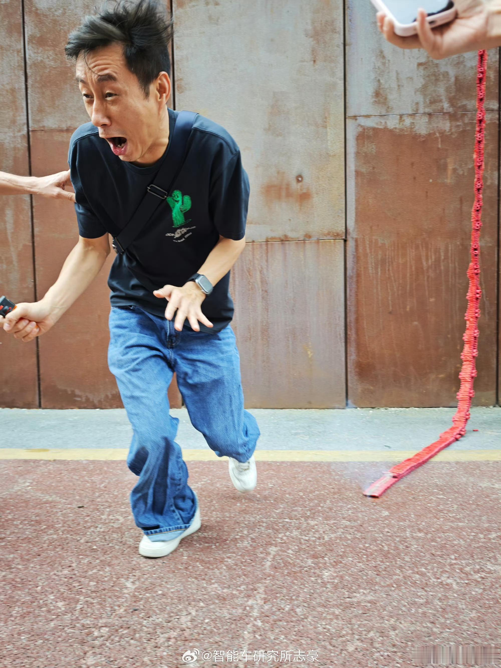 袁启聪子，烧炮仗模仿大赛！