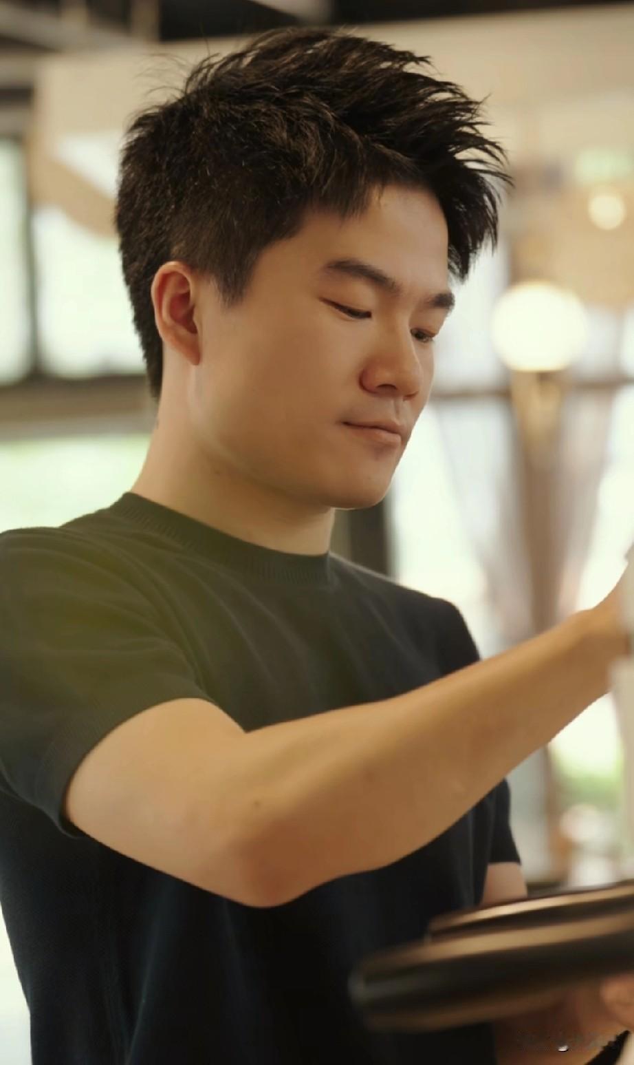 经过反复的练习，咖啡师董宇辉将咖啡拉花呈现出最好的样子。
    他拥有着如孩童
