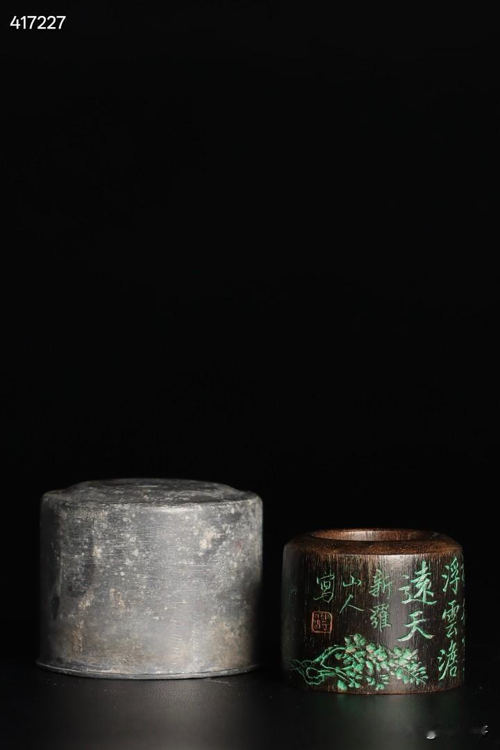 清 沉香新罗山人款花鸟诗文扳指（原配锡盒）

规格：扳指宽3.7cm，高3cm，