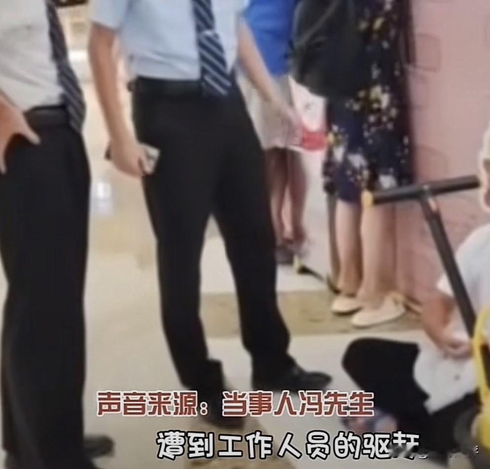 江西赣州的万象城工作人员，嫌弃宝爸席地而坐给孩子喂奶影响商场形象，多次对其进行驱