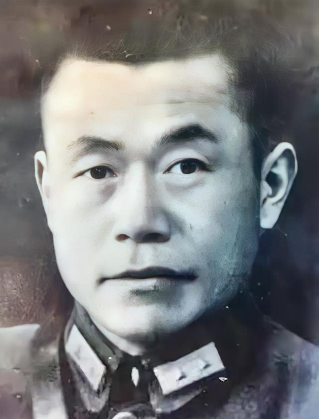 1949年淮海战役落幕，国民党第二兵团司令邱清泉战死陈官庄，家道骤变。其妻叶蕤君