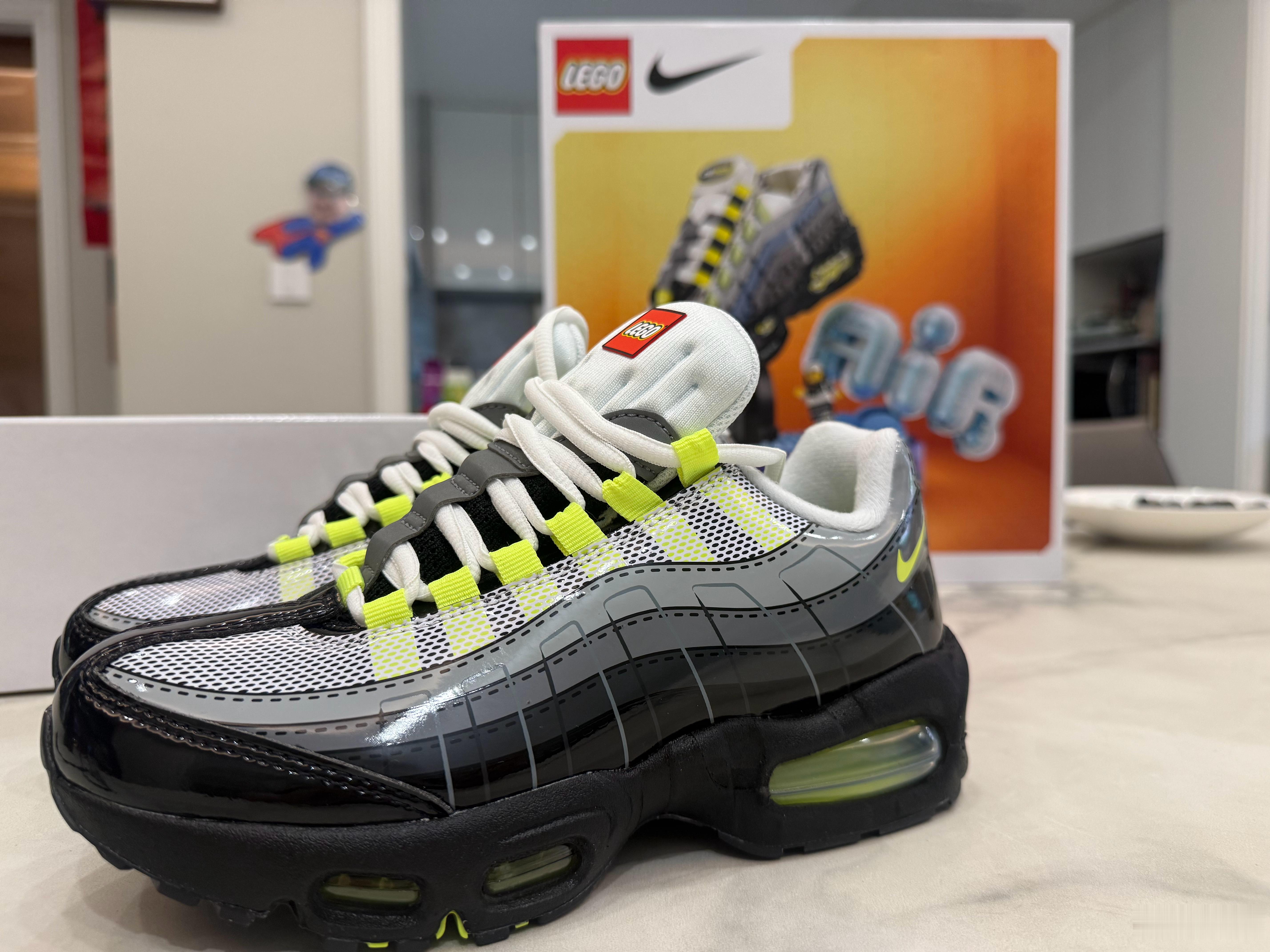 杨核桃的第一双NIKE AIRMAX全掌气垫，还是和乐高的联名款。他穿上之后，不