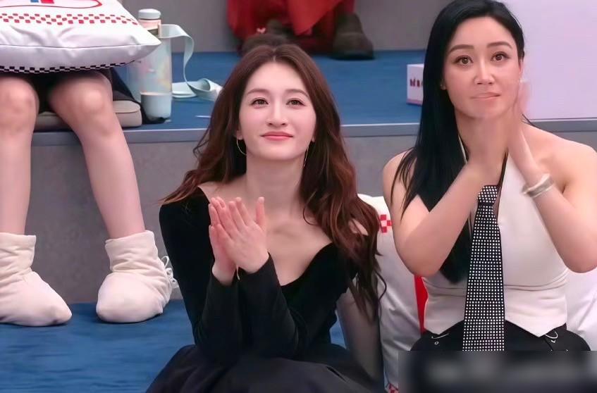 别再吹李小冉的脸了，那张脸根本撑不起她的地位。
我告诉你，单拎出来看，她的五官