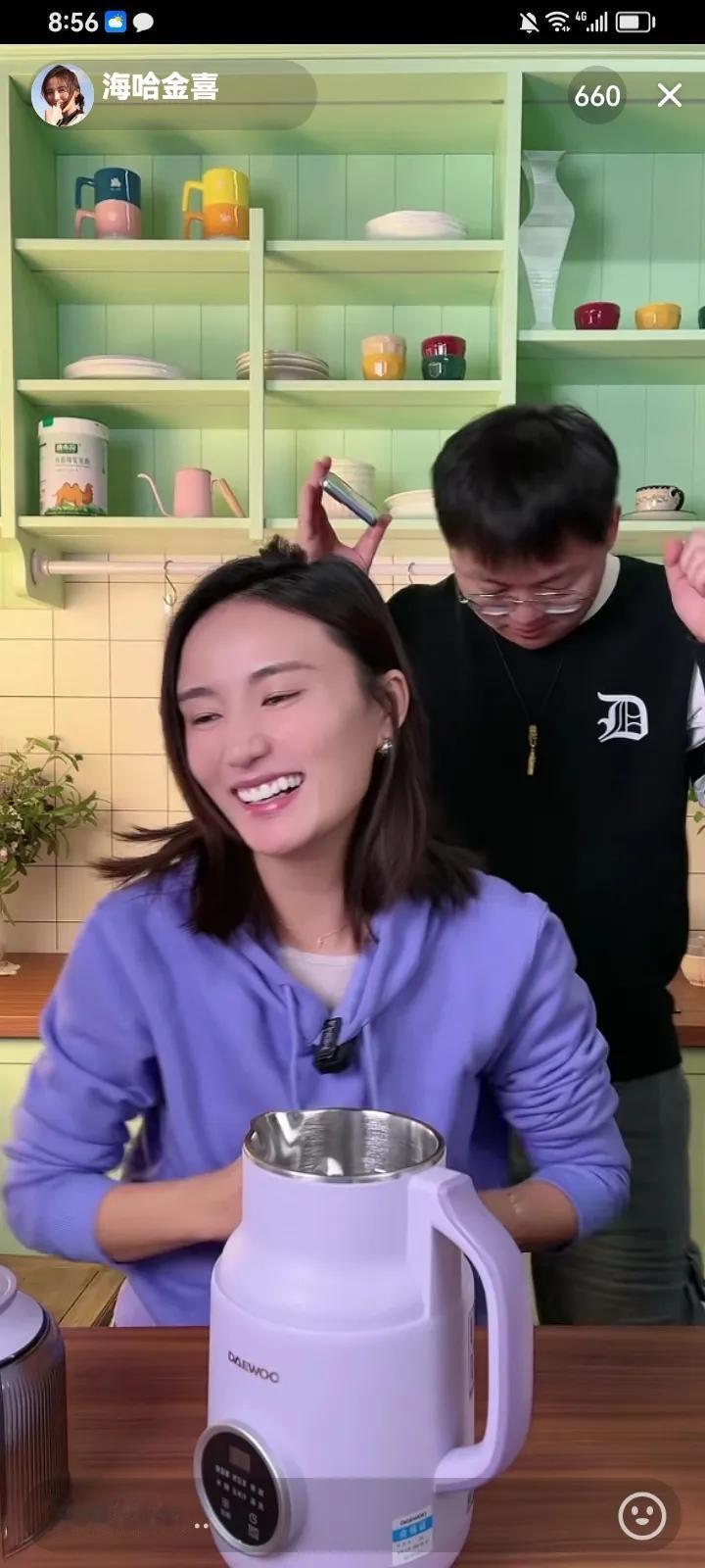 李亚鹏的这个媳妇儿是真不错。
大早起就开始直播挣钱了。
而且说话也轻声细语的。不