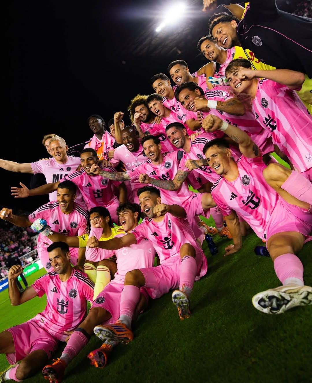 梅西  小梅真的好爱摸下巴🥺梅西能有多可爱