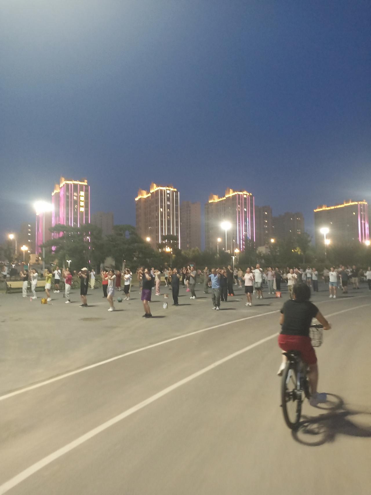 夜幕下的人间烟火才是生活
 
今天周日，晚饭吃的早些，沿着街道到河边湿地公园走走