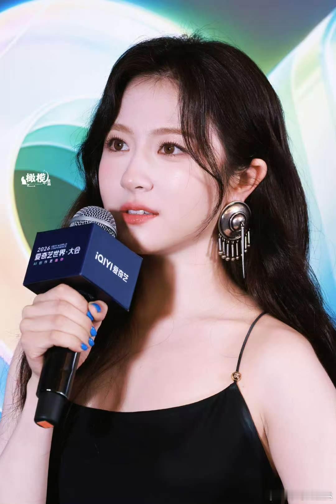 李兰迪吊带黑裙 李兰迪吊带黑裙 谁懂啊！兰迪今天造型直接封神！黑色吊带裙勾勒曼妙