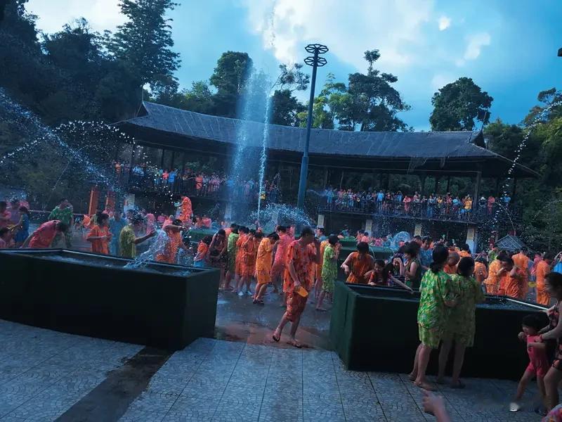 云南泼水节本是充满祝福的传统节日，如今却变了味。2026年西双版纳，数十人围堵骑