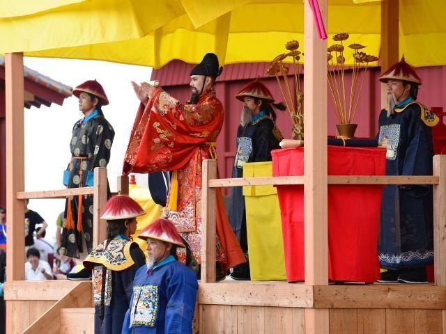 在我国为选择“为琉球正名”后，当地人也同样站了出来：“要求高市早苗谢罪！”
 