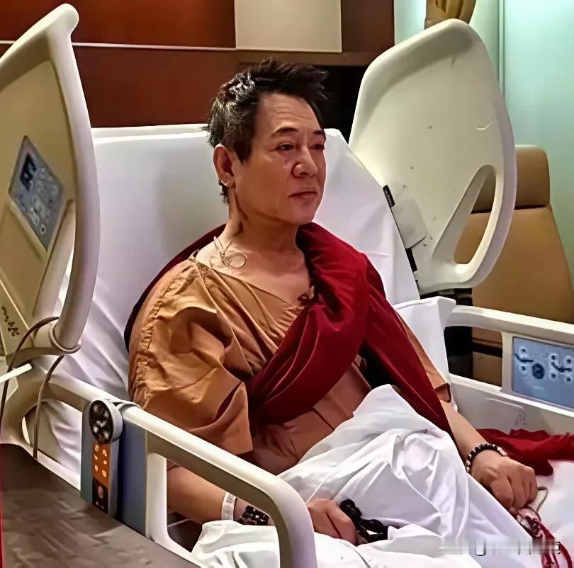 看着李连杰生病这副可怜模样，有人觉得他可怜，更多的人觉得他可恨，主要是早年他为了