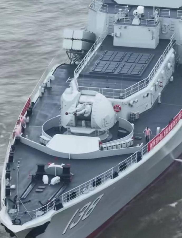 改装后的138“泰州”舰，配备前32单元后16单元垂发、两座1130近防炮还有“