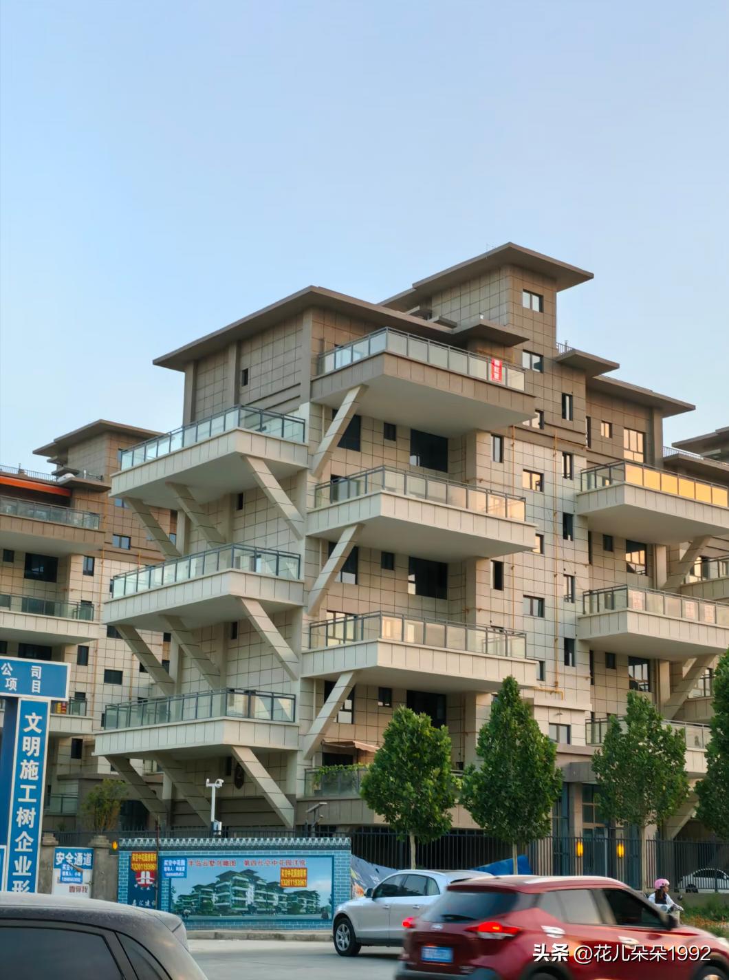 第四代住宅？这个大阳台看了确实羡慕
这个大阳台目测至少25个平方
	
阳台是错层