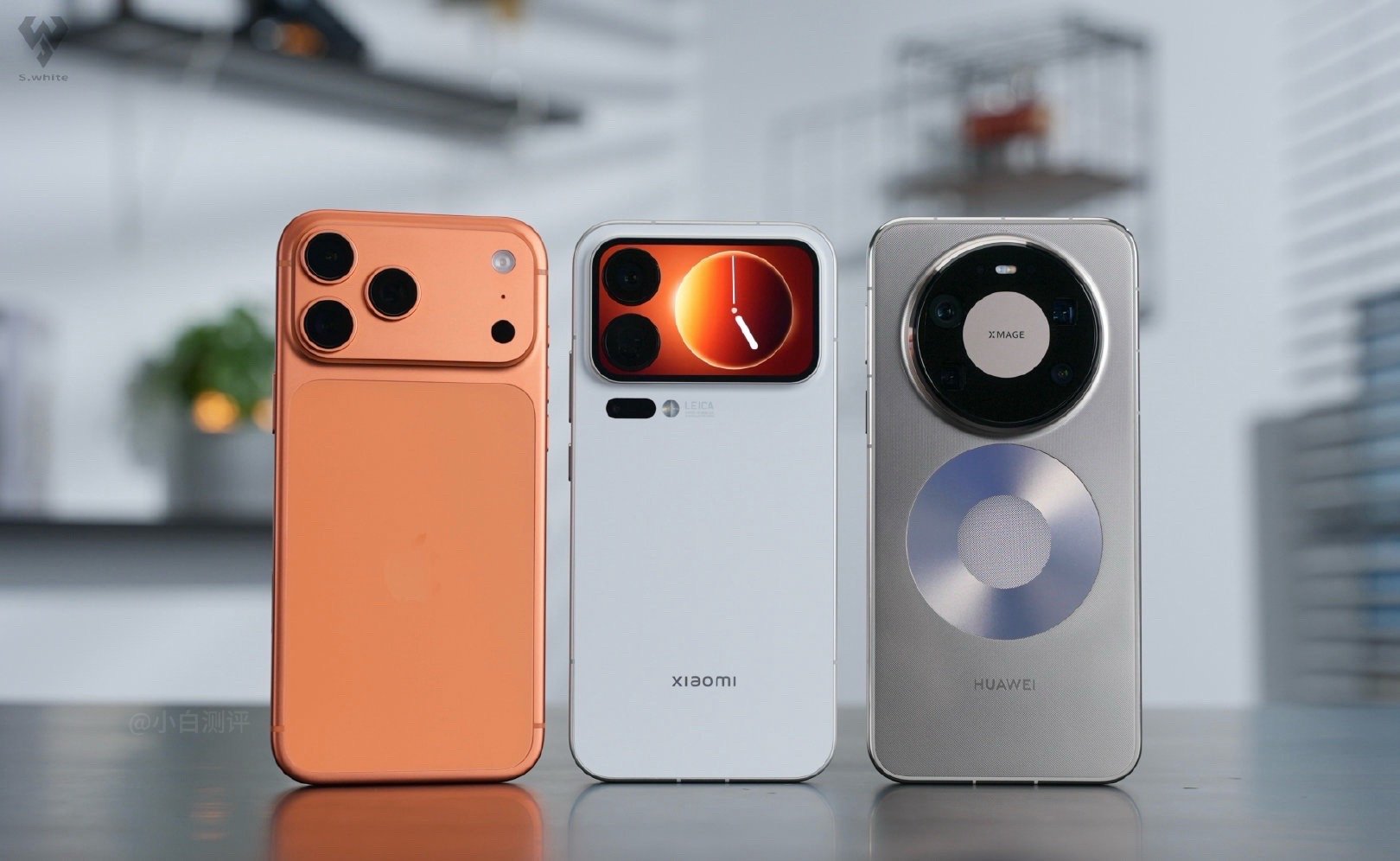 iPhone Ultra 折叠机型 2026 年 9 月正式推出，为苹果首款横向
