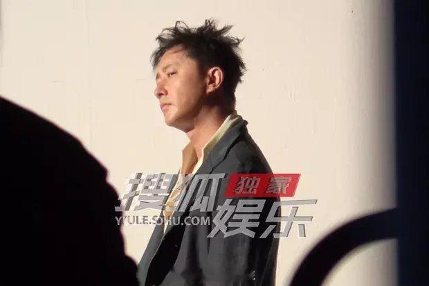 韩庚灰西装凌乱发型拍摄 ​​​