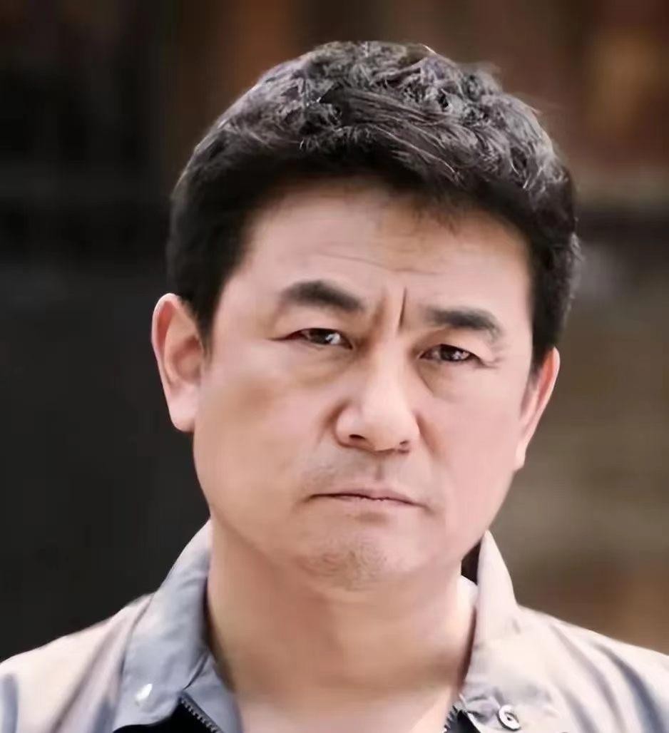 山东演员李洪涛36岁向妻子提离婚，原因不是出 轨，是穷到觉得耽误了人家，妻子一句