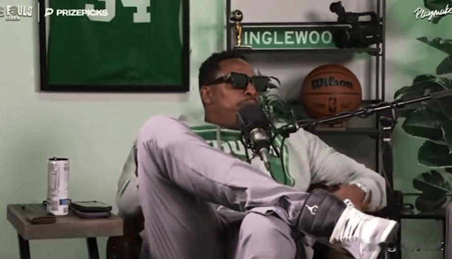 马丁这回击太狠了！直接拿数据说话，指出格林在库里不打的时候战绩是52胜76负。这