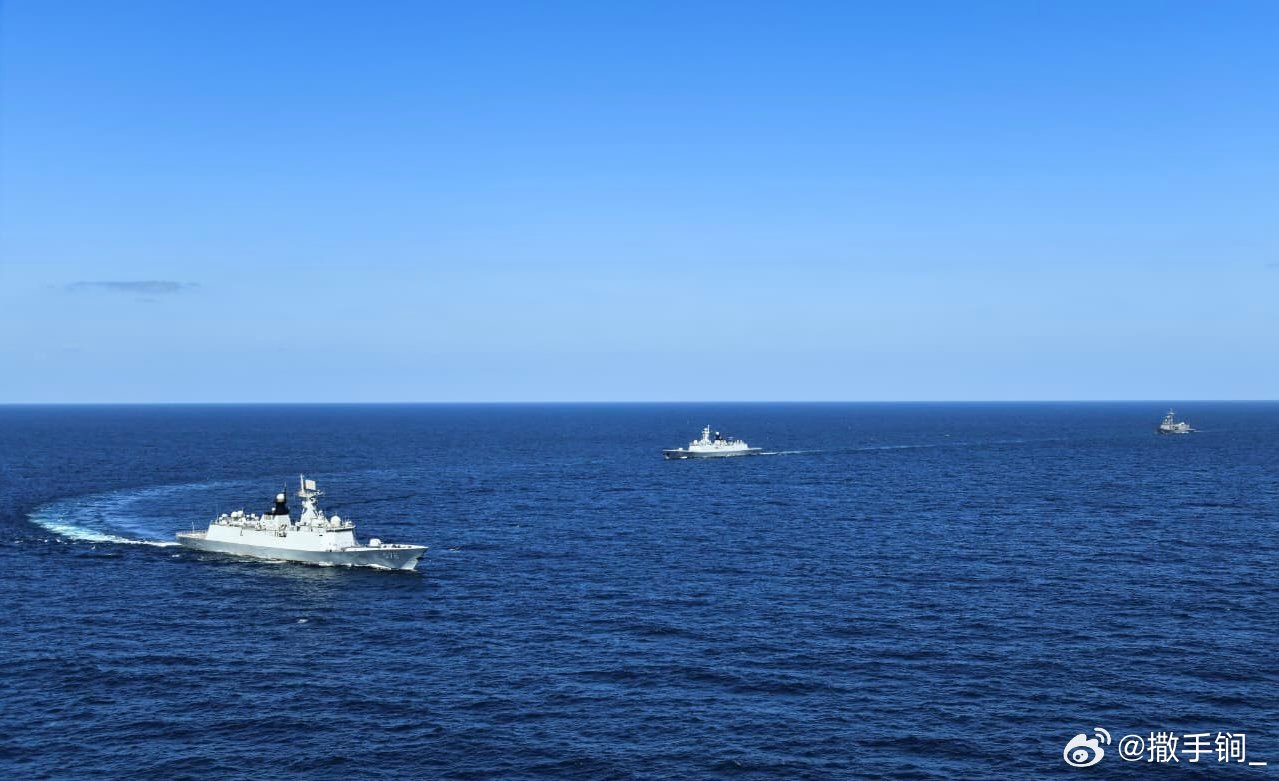 中巴“海洋卫士-4”海军联演的画面，双方都是054A系列，只需看主桅顶的雷达即可